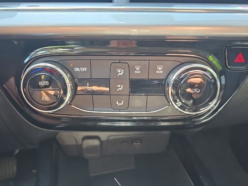 Used 2025 Chevrolet Trax LT FWD image 25