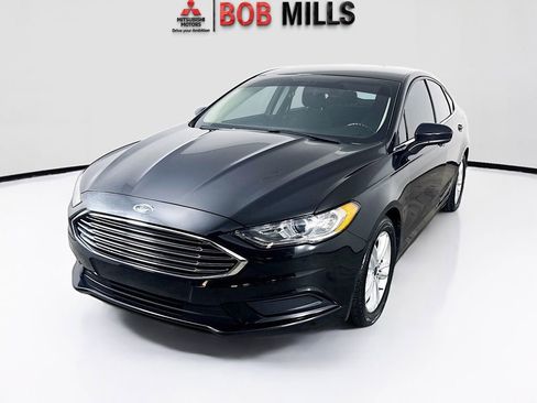 Used 2018 Ford Fusion SE w/ Fusion SE Technology Package image 3