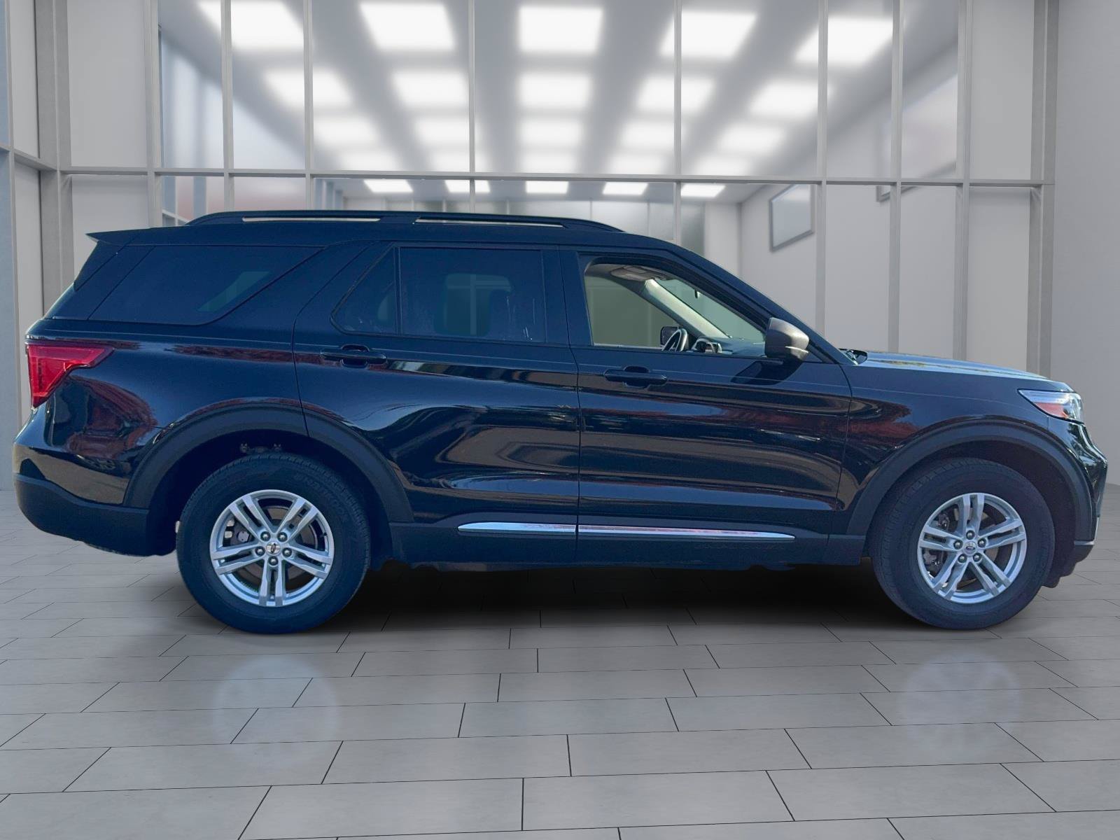 Used 2022 Ford Explorer XLT w/ Equipment Group 202A AWD/4WD image 3