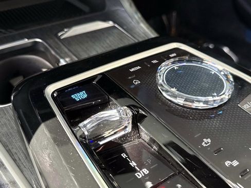 Used 2025 BMW i7 xDrive60 w/ Premium Package image 27