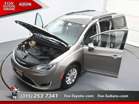 Used 2017 Chrysler Pacifica Touring-L FWD image 40