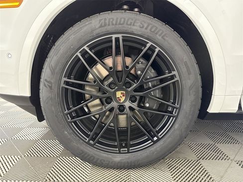New 2025 Porsche Cayenne Coupe image 13