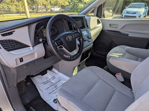 Certified 2017 Toyota Sienna L image 27