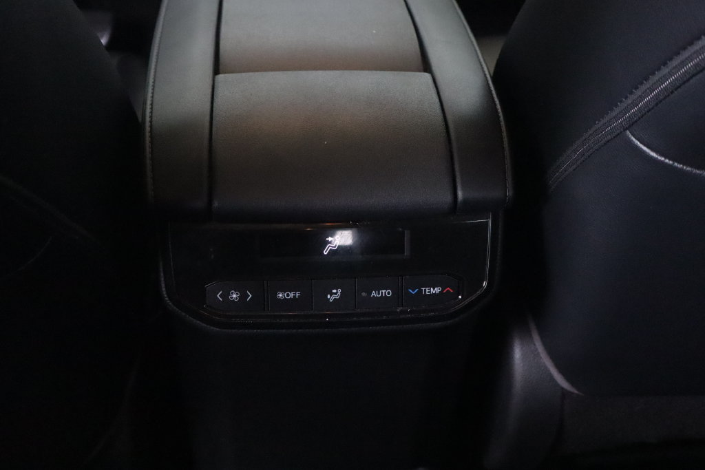 Used 2020 Toyota Highlander XLE AWD/4WD image 32