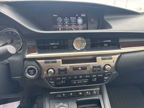 Used 2016 Lexus ES 300h w/ Luxury Package w/Wood Trim image 20