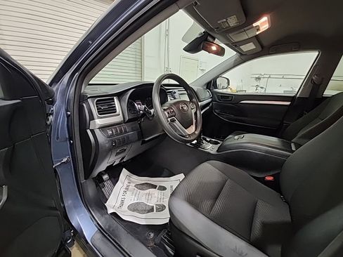 Used 2017 Toyota Highlander LE FWD image 8
