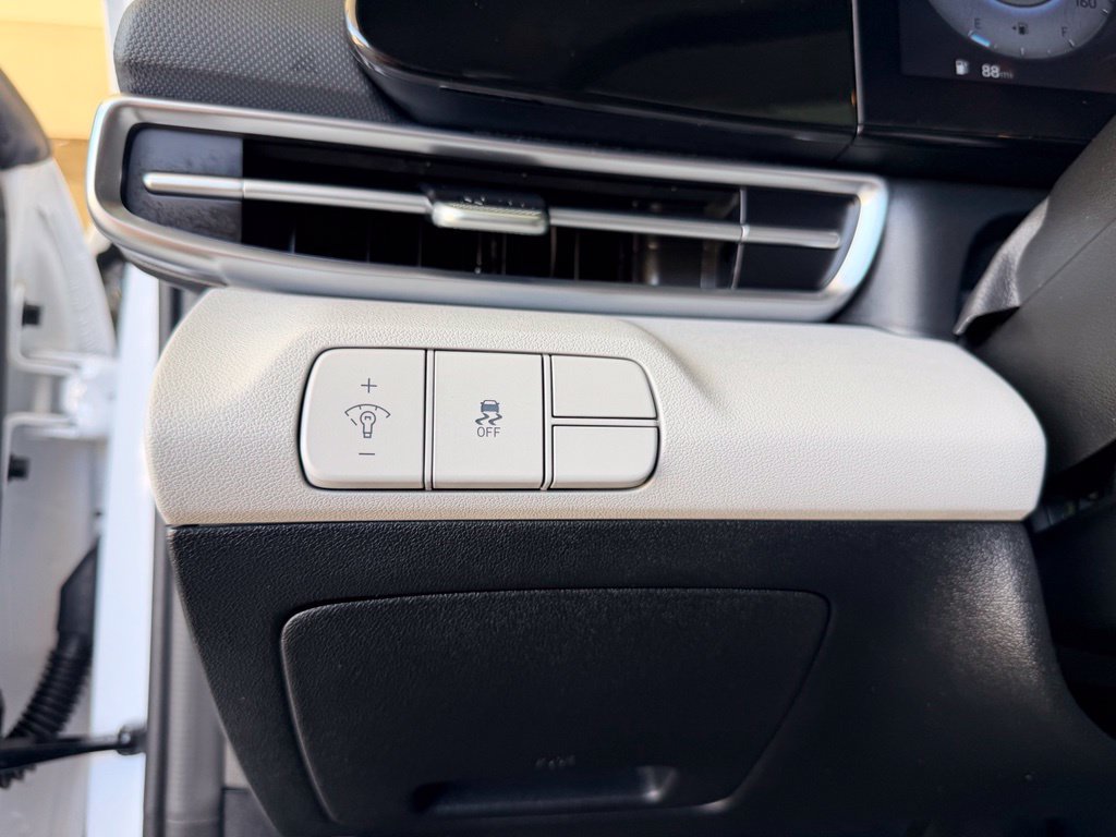 Used 2025 Hyundai Elantra Limited FWD image 20