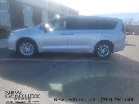 New 2026 Chrysler Pacifica Limited w/ Uconnect Theater Family Group image 2