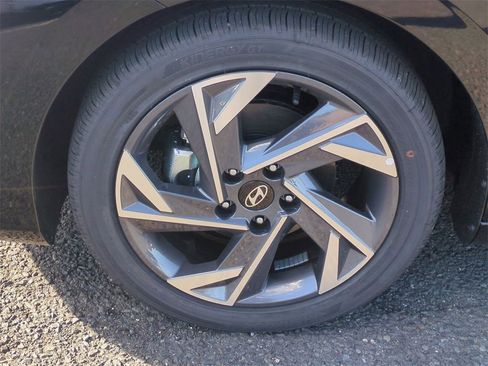 Used 2025 Hyundai Elantra Limited image 9
