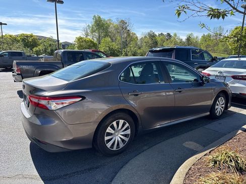 Used 2018 Toyota Camry FWD image 2