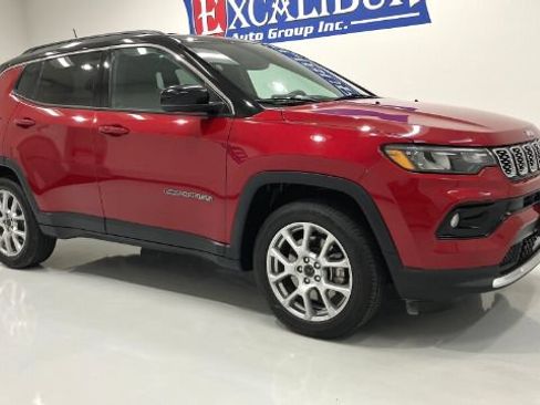 Used 2025 Jeep Compass Limited AWD/4WD image 2