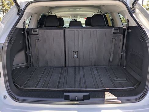 Used 2022 Toyota Highlander LE image 13