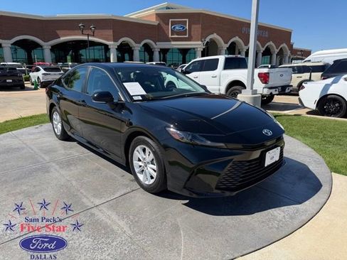 Used 2025 Toyota Camry LE image 1