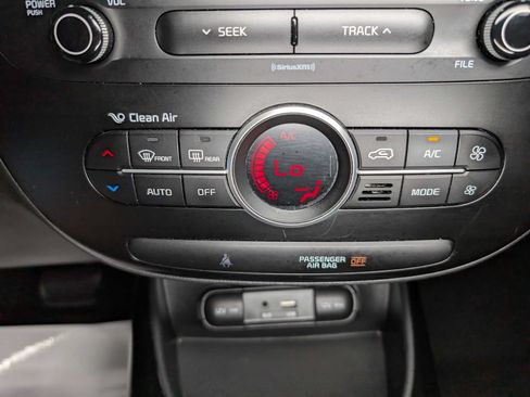 Used 2017 Kia Soul + FWD image 28