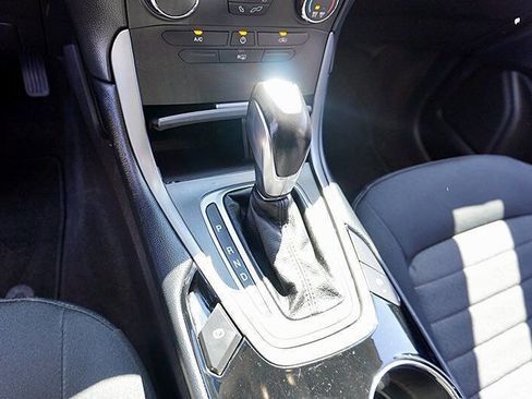 Used 2018 Ford Edge SE image 32