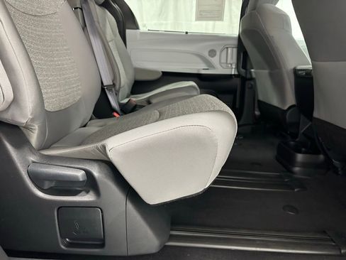 Used 2025 Toyota Sienna LE image 56