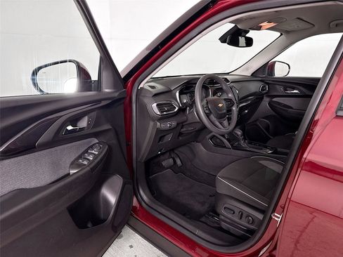 Used 2023 Chevrolet TrailBlazer LT w/ Convenience Package FWD image 3
