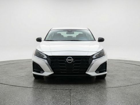 Used 2025 Nissan Altima 2.5 SV FWD image 2