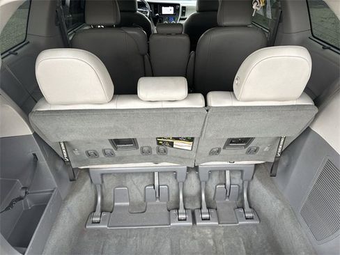 Used 2020 Toyota Sienna XLE image 26