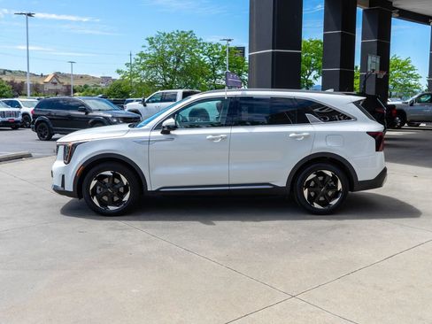 Certified 2025 Kia Sorento EX AWD/4WD image 4