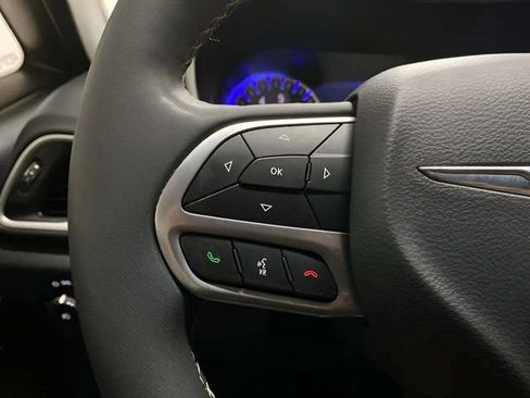 Used 2025 Chrysler Pacifica Select FWD image 32