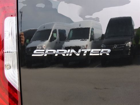 Used 2024 Mercedes-Benz Sprinter 2500 image 8