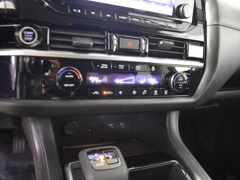 Certified 2024 Nissan Pathfinder SL w/ Black Appearance Package image 25