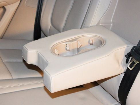 Certified 2025 Porsche Macan image 33