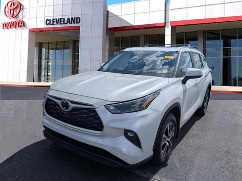 Used 2024 Toyota Highlander XLE image 3