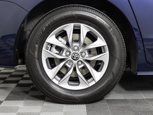 Used 2023 Toyota Sienna XLE image 40