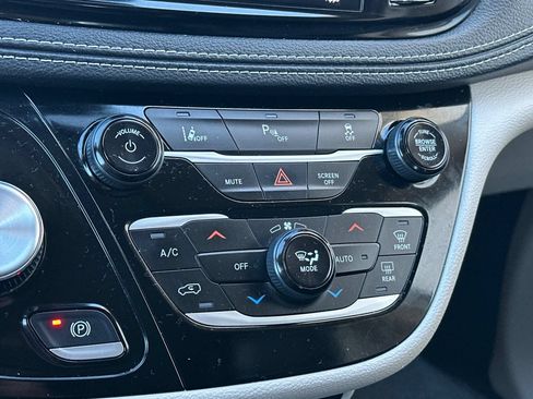 Used 2024 Chrysler Pacifica Limited FWD image 26