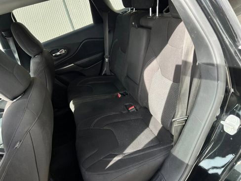 Used 2020 Jeep Cherokee Latitude w/ Cold Weather Group image 19