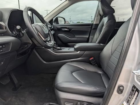 Used 2023 Toyota Highlander XLE FWD image 26