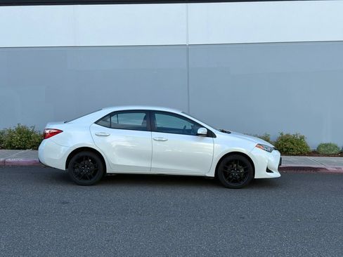 Used 2018 Toyota Corolla LE w/ Carpet Mat Package (TMS) FWD image 7