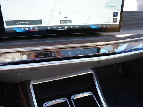 Used 2025 BMW i7 xDrive60 w/ Executive Package image 18