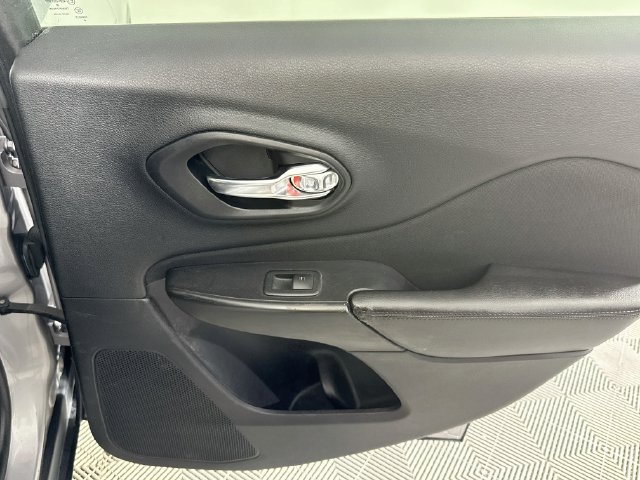 Used 2018 Jeep Cherokee Latitude FWD image 24