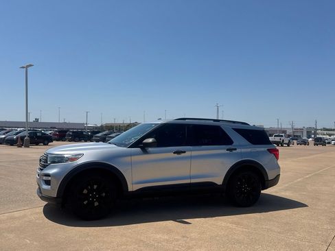 Used 2020 Ford Explorer XLT w/ Equipment Group 202A RWD image 12