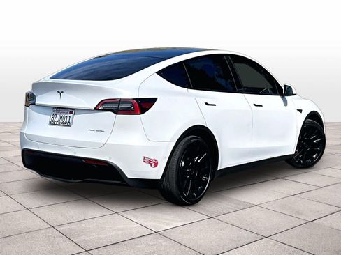 Used 2022 Tesla Model Y Long Range image 16