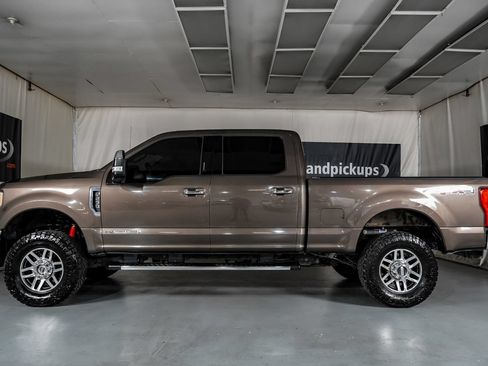 Used 2017 Ford F250 XLT w/ XLT Premium Package AWD/4WD image 11