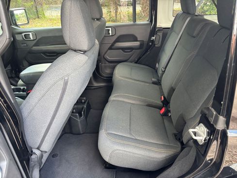 Used 2025 Jeep Wrangler Unlimited Sahara AWD/4WD image 27
