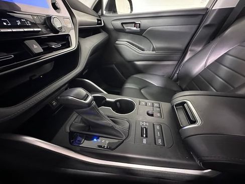 Used 2023 Toyota Highlander XLE AWD/4WD image 32