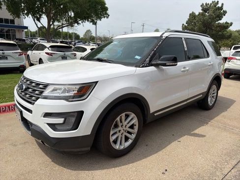 Used 2017 Ford Explorer XLT w/ Equipment Group 201A image 4