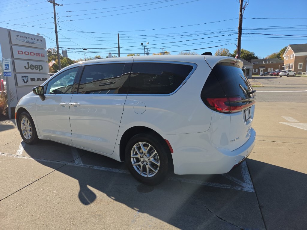 Certified 2026 Chrysler Pacifica Select FWD image 9