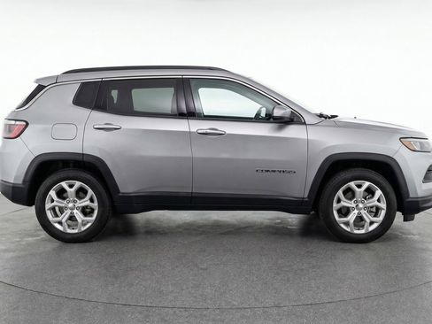 Used 2025 Jeep Compass Latitude AWD/4WD image 11