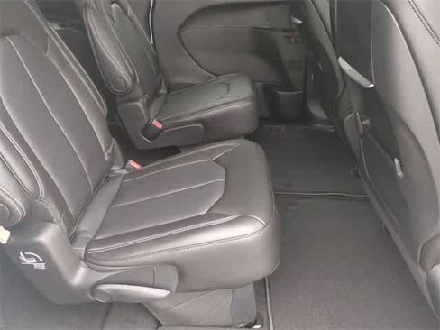 New 2026 Chrysler Pacifica Select image 21