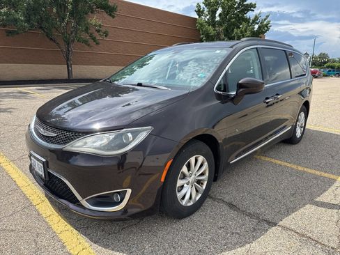Used 2017 Chrysler Pacifica Touring-L FWD image 6