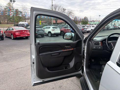 Used 2013 Chevrolet Avalanche LT image 16