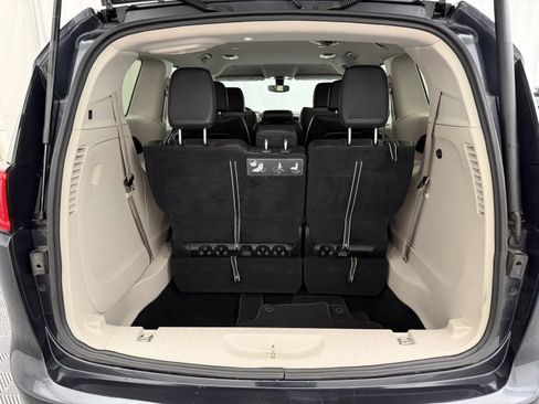 Used 2020 Chrysler Pacifica Touring-L FWD image 27