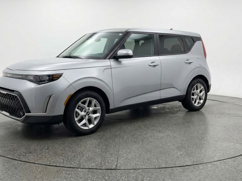 Used 2025 Kia Soul LX w/ LX Technology Package FWD image 3