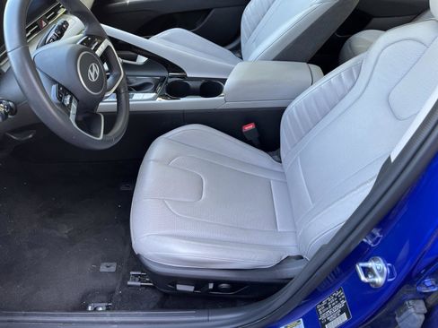 Used 2025 Hyundai Elantra Limited FWD image 10